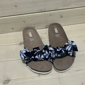 Women’s bow slippers NWT